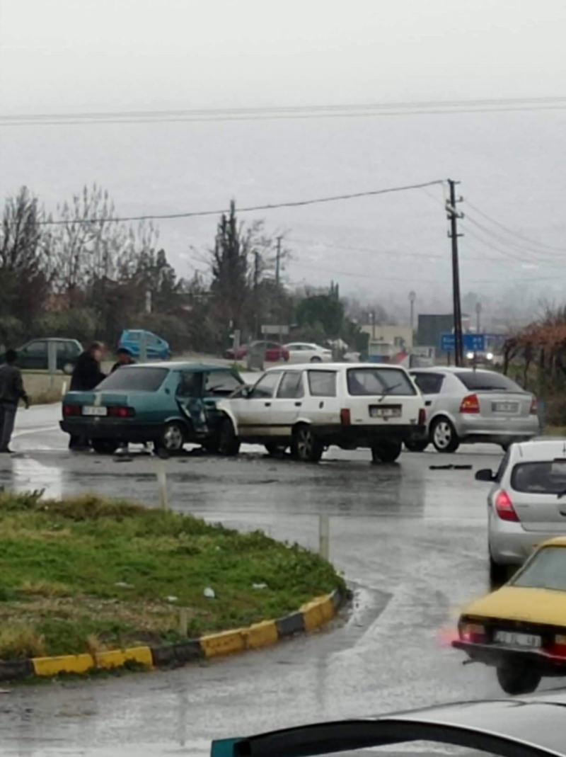 Manisa'nın Alaşehir ilçesinde trafik kazası meydana geldi.