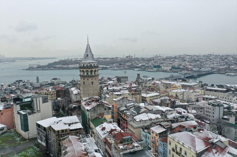 İstanbul'da çatılar beyazladı