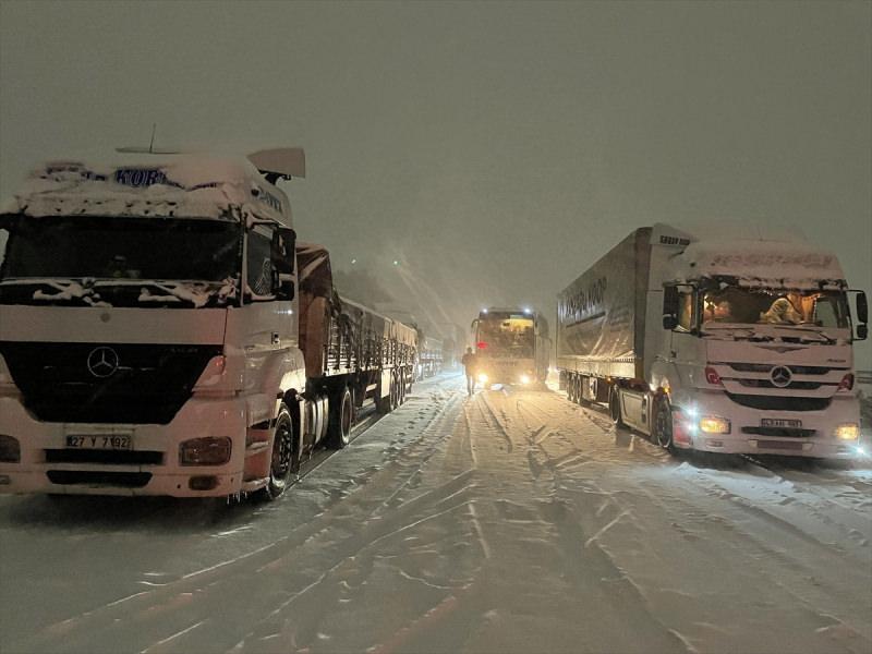 Gaziantep'te etkili olan kar yağışı nedeniyle trafik durdu