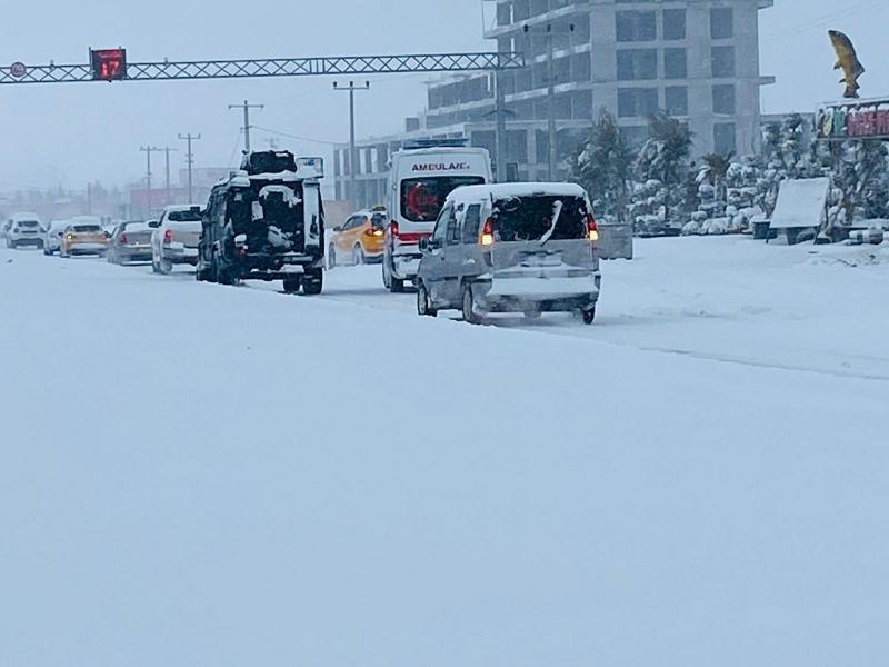 Diyarbakır’da etkili olan kar hayatı felç etti