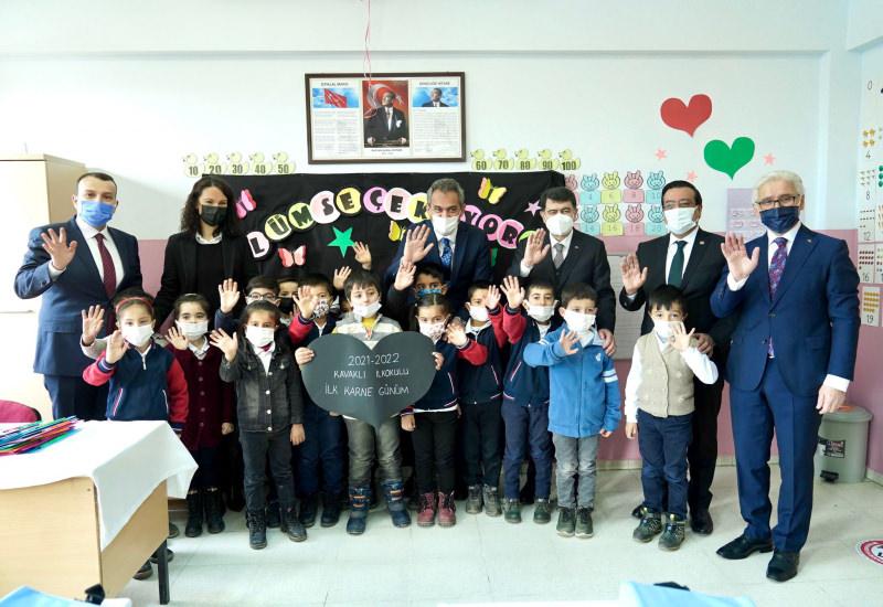 Milli Eğitim Bakanı Mahmut Özer öğrencilerle fotoğraf çektirdi