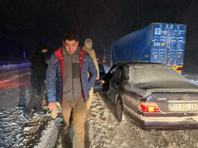 Karda yolda kalanlara kumanya ikramı   