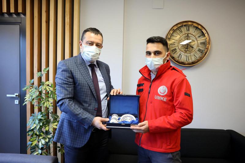  Erhan Demirtürk, İl Sağlık Müdürlüğü’nce başarı belgesi ve hediye ile ödüllendirildi.