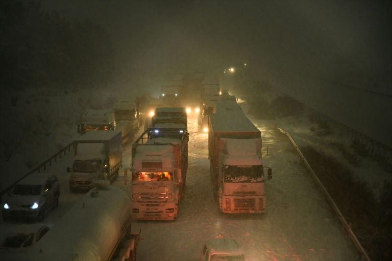 Gaziantep otoyolunda kar yağışı trafiği etkiledi