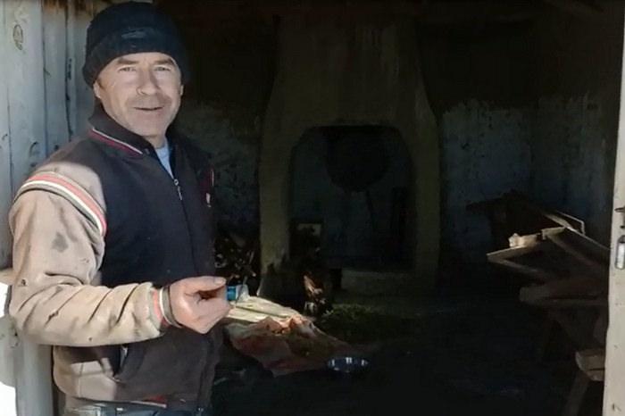 Bolu’da bitkin halde bulduğu kaya kartalını tavuk kümesinde besledi