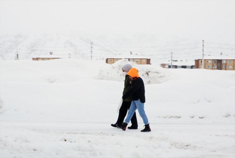 Kar yağışının etkili olduğu Bitlis beyaza büründü.