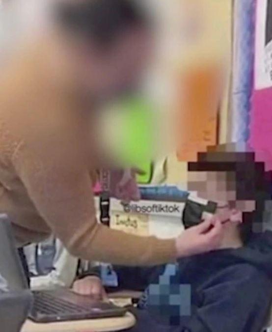 Facebook'ta yayınlanan bir fotoğrafta bir öğretmenin bir çocuğun yüzüne maske bantladığı görülüyor.