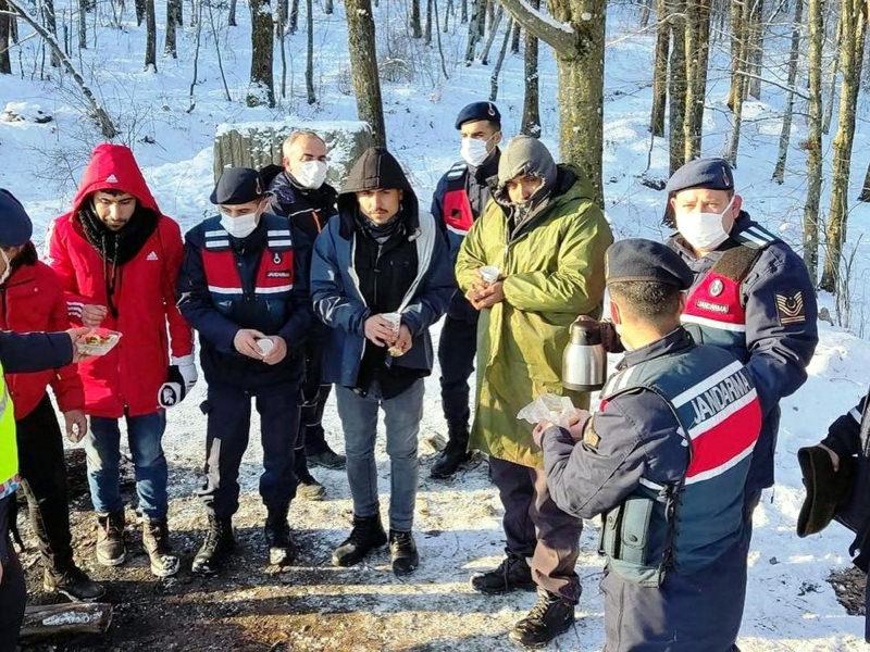 Bulgaristan sınırındaki ormanda 4 kişi kayboldu, 10 saat sonra bulundu.