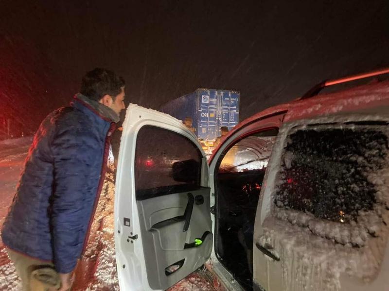 Karda yolda kalanlara kumanya ikramı   