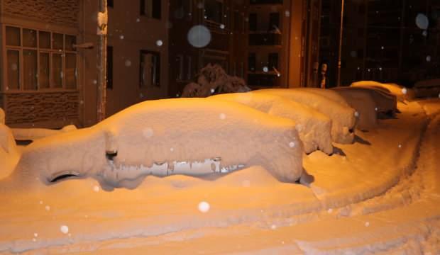 Karabük’te kar kalınlığı 40 santimetreyi buldu, araçlar kar altında kayboldu