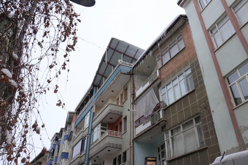 Malatya’da bir saatte 3 ayrı çatı çöktü 