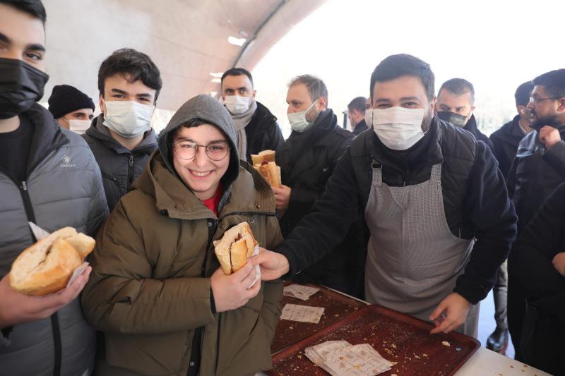 Kağıthane'de 10 bin kişi karda sucuk ekmek keyfi yaptı