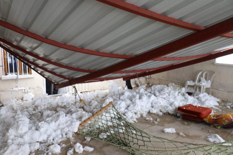 Malatya’da bir saatte 3 ayrı çatı çöktü 