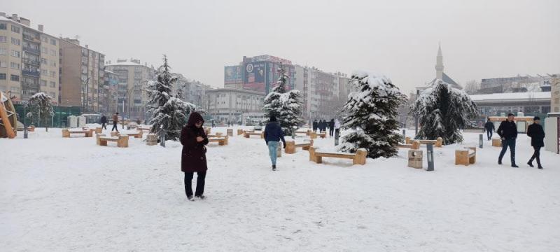 Kırşehir'i geçtiğimiz günlerde etkisi altına alan ve iki gündür yerini soğuk havaya bırakan kar yağışı bugün yine kent genelinde etkili oldu.