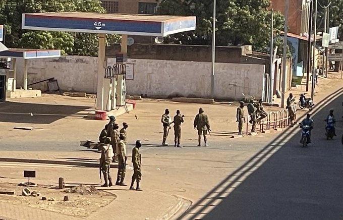 Vagadugu'daki askerlerin silahlarıyla şehir merkezine indiği görülüyor.