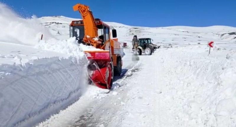 Erzurum’da etkili olan kar hayatı durma noktasına getirdi