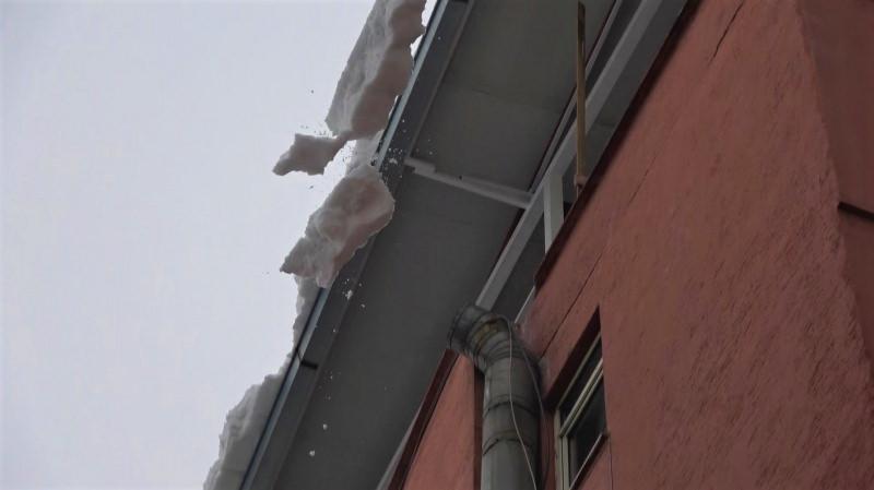Kahramanmaraş’ta biriken kar kütleleri çatıyı çökertti, facianın eşiğinden dönüldü