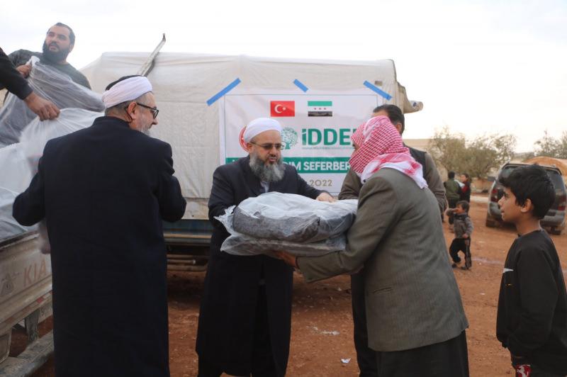 İdlib’deki savaş mağduru ihtiyaç sahiplerine yardım dağıtımı