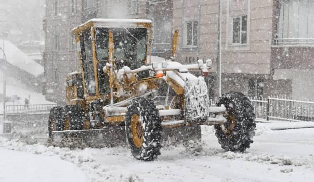 Erzurum’da etkili olan kar hayatı durma noktasına getirdi