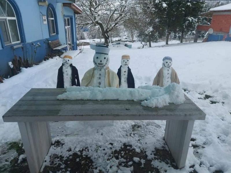 Adapazarı’nda kardan cemaat görenleri şaşırttı!