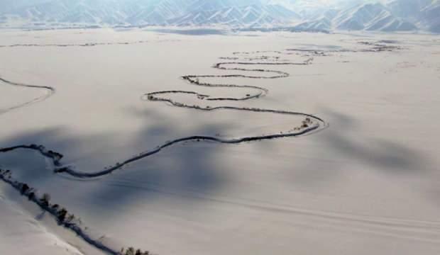 Hakkari&rsquo;de kar altındaki menderesler g&ouml;renleri b&uuml;y&uuml;l&uuml;yor