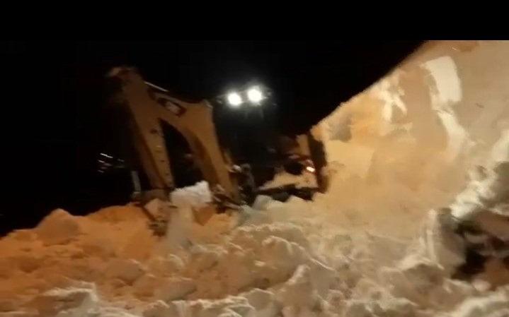 Kar nedeniyle aracını terk etmişti, 5 metrelik kara gömülmüş 