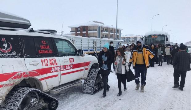 Kar yolu kapadı, öğrenciler paletli ambulansla sınava yetiştirildi