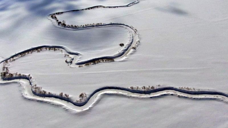 Hakkari’de kar altındaki menderesler görenleri büyülüyor