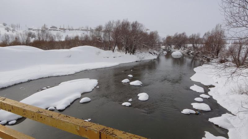 Hakkari’de kar altındaki menderesler görenleri büyülüyor