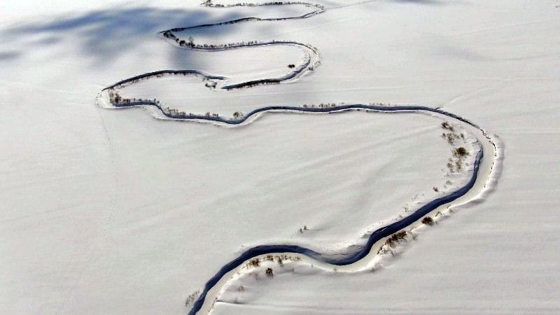 Hakkari’de kar altındaki menderesler görenleri büyülüyor