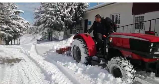 Malatya’da iki kardeş kardan kapanan yollar için kolları sıvadı 