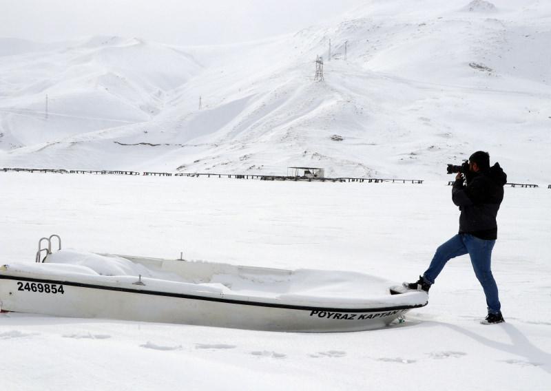 Van'da baraj gölü dondu, tekneler buz kütleleri arasında kaldı