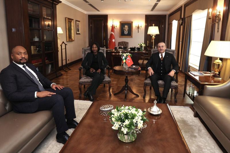 Dışişleri Bakanı Mevlüt Çavuşoğlu Orta Afrika Cumhuriyeti'nden mevkidaşını makamında ağırladı.