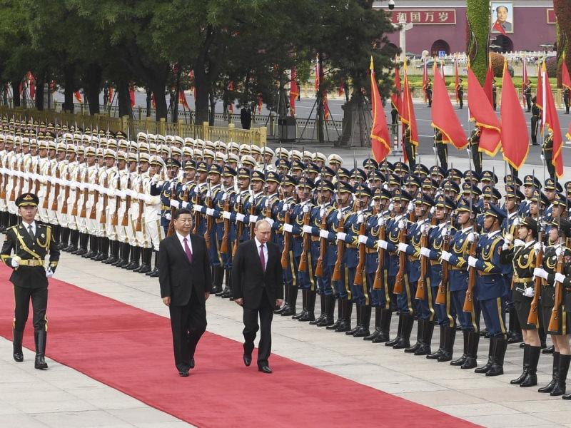 Xi Putin'i devlet töreniyle karşıladı.