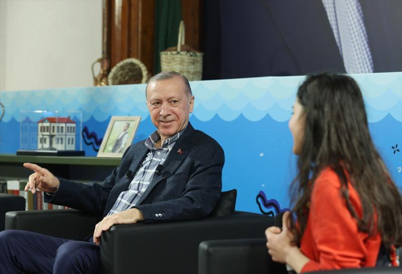 Cumhurbaşkanı Erdoğan yanında oturan kızın kimliğini öğrenince şaşırdı