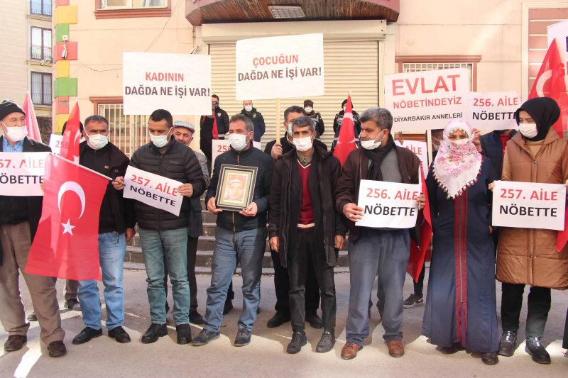 Diyarbakır'da HDP binası önündeki evlat nöbeti, 885’inci günde de sürdü. 