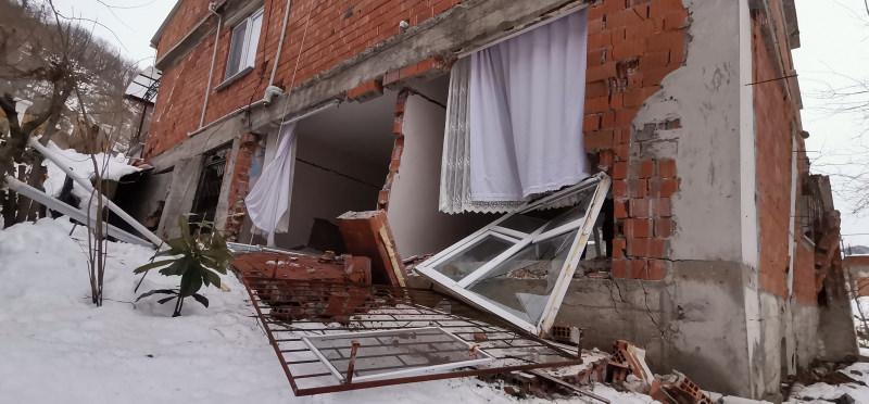 Ünye’de korkutan görüntüler: 1 mahalle kayıyor; 2 ev boşaltıldı