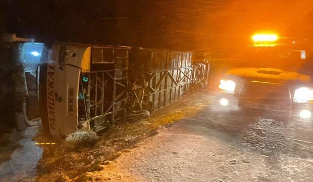 Afyonkarahisar’da kaza! Yolcu otobüsü devrildi: 8 kişi yaralandı   