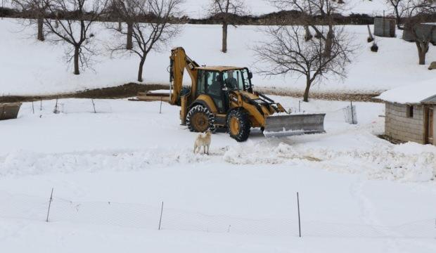 Erzincan’da etkili olan kar yağışı 24 köy yolunu ulaşıma kapadı