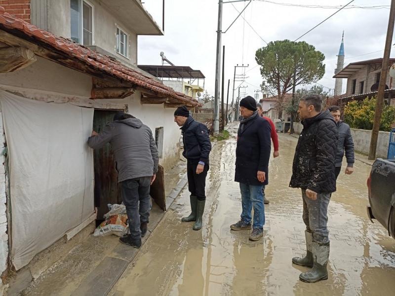 Sarayköy’de evleri su bastı! Kaya parçaları ile hendek oluşturdular   
