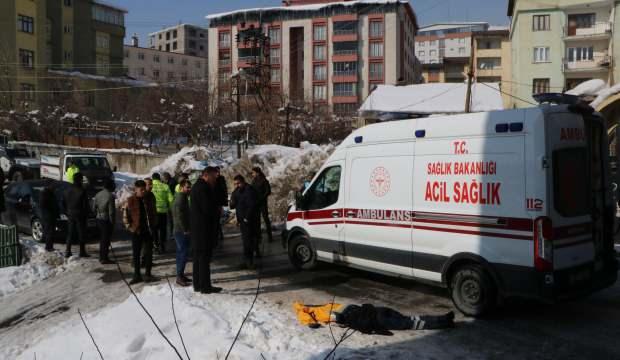 Hakkari&rsquo;de ilk iş g&uuml;n&uuml;nde iş makinesinin altında kaldı, yaşamını yitirdi
