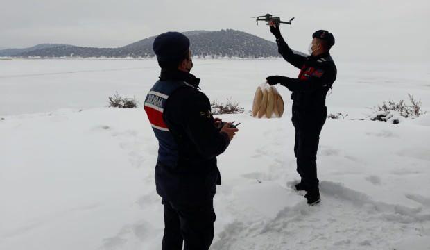 Konya’da adada mahsur kalan çiftçilere dronla yardım ulaştırıldı 