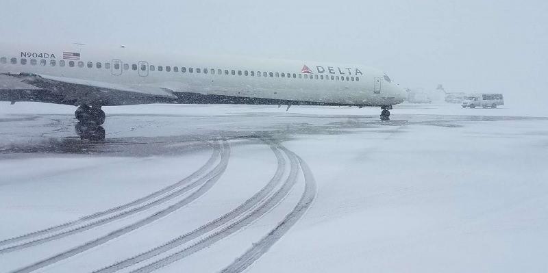 ABD'yi etkisi altına alan kar fırtınası uçakların kalkışını engelledi.