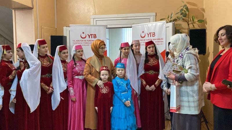 YTB'nin desteğiyle hazırlanan Kırım Tatarcası çocuk kitapları Ukrayna'da dağıtıldı