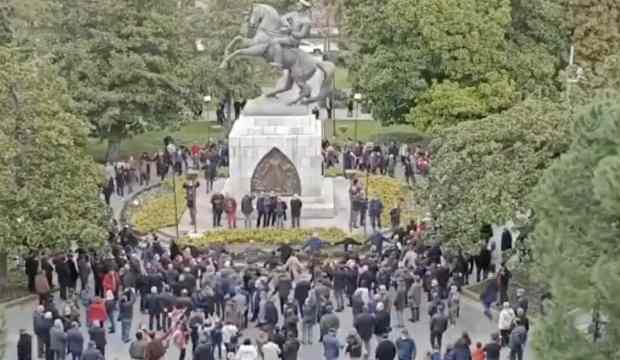 Samsun&#39;da Atatürk anıtına gidenler heykelin etrafında döndü  GÜNCEL  Haberleri