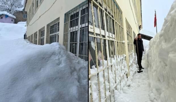 Şırnak’ta okulun birinci katı karın altına gömüldü 