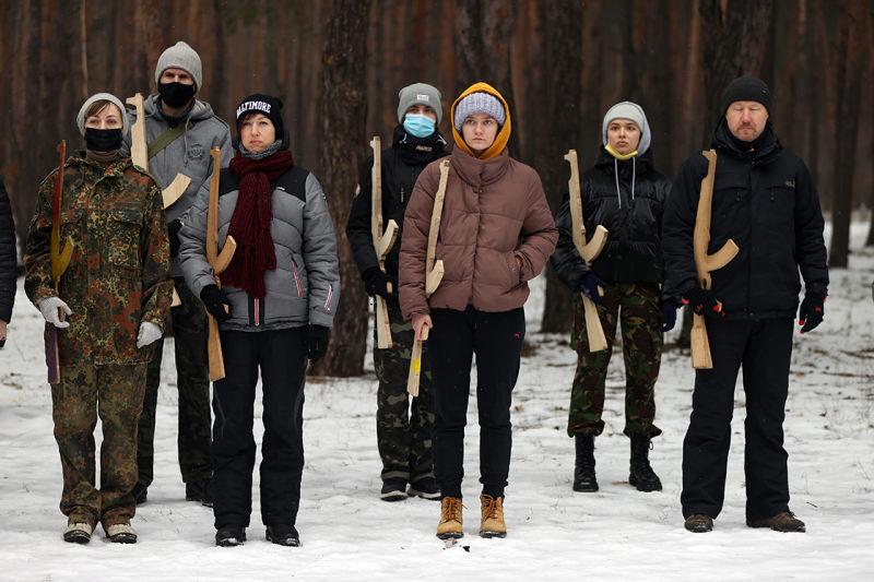 Ukrayna'da askerler, sivil halkı olası bir savaş durumuna karşı eğitiyor.