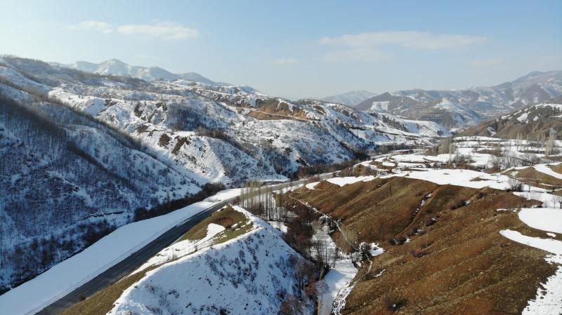 Hizan’ın bir tarafı yaz bir tarafı kış olan dağları görsel şölen oluşturuyor