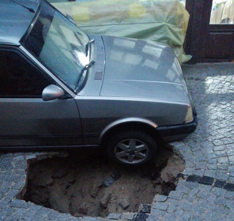 Denizli’de tarihi yol çöktü! 2 araç mahsur kaldı 