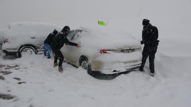 Hakkari’de kar sonrası zincirleme kaza! 8 araç birbirine çarparak durabildi